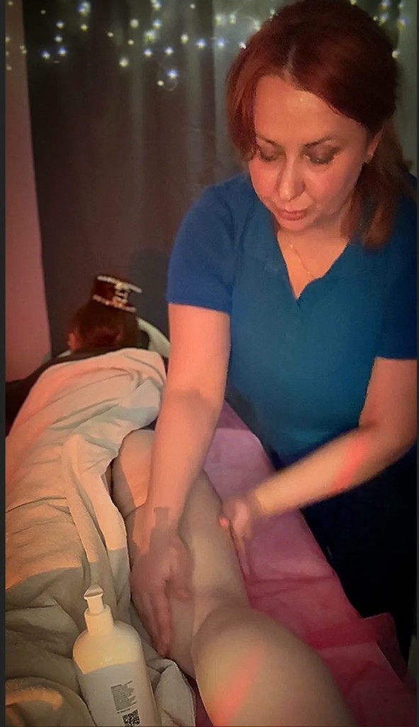 Масажист під час сеансу